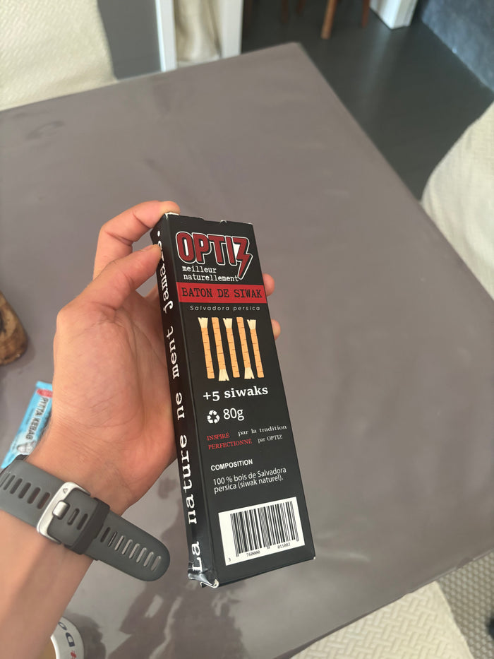 Boîte Optiz tenue en main, détail du produit